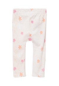 Leggings gemaakt van zachte stof, met een witte achtergrond en een speelse, verspreide patroon van roze en koraal kleurige zeesterren en schelpen.