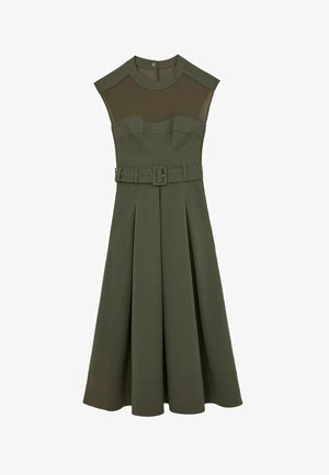 Rochie verde măsliniu cu corset mulat, panouri din plasă pe umeri și talie cu curea. Prezintă pliuri și o fustă evazată.