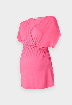 Top de maternidad rosa hecho de una tela suave, con un diseño de escote en V cruzado, mangas cortas y una cintura elástica para mayor comodidad.