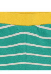 Gestreepte shorts met een gele elastische tailleband. Het lijfje is teal met witte horizontale strepen en is gemaakt van zacht katoen.