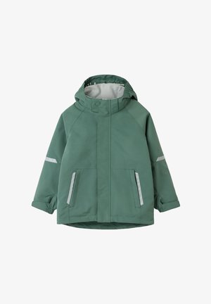 Grøn vandtæt jakke med hætte, med to forlommer, grå foring og reflekterende detaljer på ærmerne for synlighed.