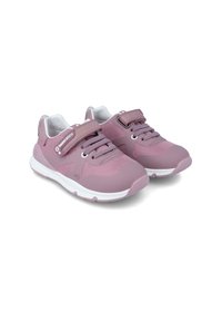 Zapatillas deportivas rosas con materiales de malla y goma, que cuentan con una correa de velcro, detalles de cordones y una suela blanca para un contraste adicional.