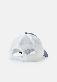 Gorra de béisbol azul con una parte frontal estructurada, parte trasera de malla y cierre a presión ajustable. Presenta una tela texturizada y visera redondeada.