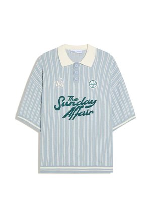 Világoskék és fehér, függőleges csíkos, rövid ujjú galléros póló krémszínű gallérral, három gombbal és az elején "The Sunday Affair" felirattal.