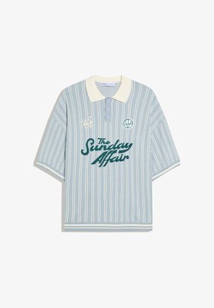 Világoskék és fehér, függőleges csíkos, rövid ujjú galléros póló krémszínű gallérral, három gombbal és az elején "The Sunday Affair" felirattal.