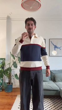 Polo i kremfarge, marineblå og burgunder med horisontale striper, langermet og med krage. Brukes med mørke jeans i en avslappet setting.