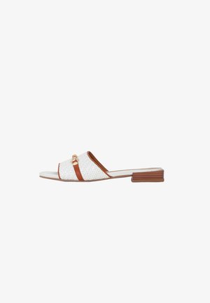 Sandalo bianco intrecciato slip-on con rifiniture in pelle marrone, dettaglio fibbia dorata, punta aperta e tacco basso a blocco in legno.
