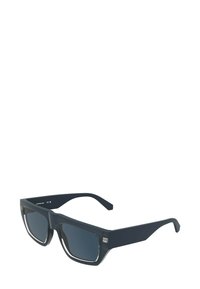 Occhiali da sole con montatura in plastica blu scuro, lenti quadrate e lenti con tonalità grigie. Particolari in metallo argentato visibili sull'attacco delle stanghette.