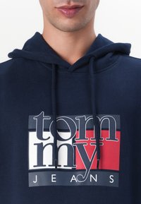 Tommy Jeans REG FLAG - Sweater - dark night navy