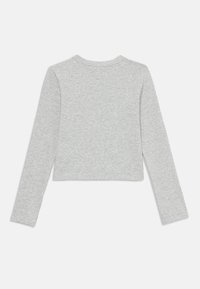 Pulover scurt, cu mânecă lungă, de culoare gri deschis, cu guler rotund, întins pe o suprafață plană, arătând partea din spate, pe un fundal alb.