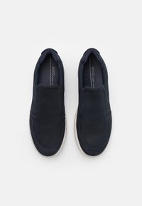 Navy Slipper aus strukturiertem Leder mit elastischen Seitenpanelen und einer kontrastierenden weißen Gummisohle. Glatte Innenauskleidung für Komfort.