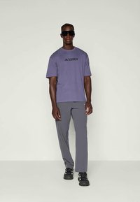 Adidas Terrex LOGO TEE - Majica kratkih rukava s printom - preloved violet