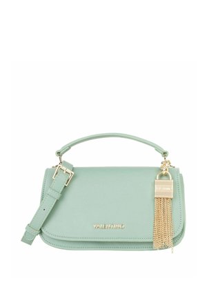 Sac à main en similicuir vert menthe avec une poignée supérieure et une sangle réglable. Comprend des éléments en métal doré, des détails de logo et un pendentif à franges.