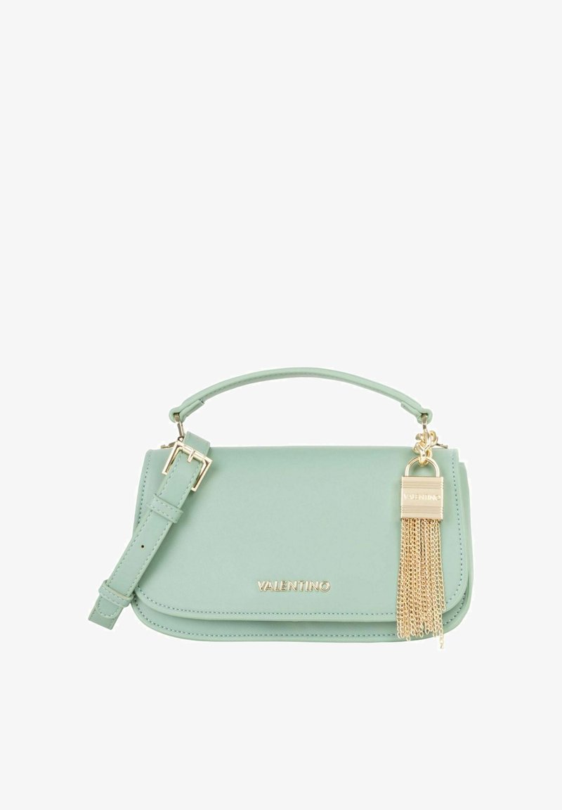 Sac à main en similicuir vert menthe avec une poignée supérieure et une sangle réglable. Comprend des éléments en métal doré, des détails de logo et un pendentif à franges.
