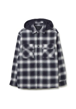 Camicia a scacchi in nero, bianco e grigio con cappuccio. Presenta chiusure a bottone, due tasche sul petto e una vestibilità ampia. Texture morbida.