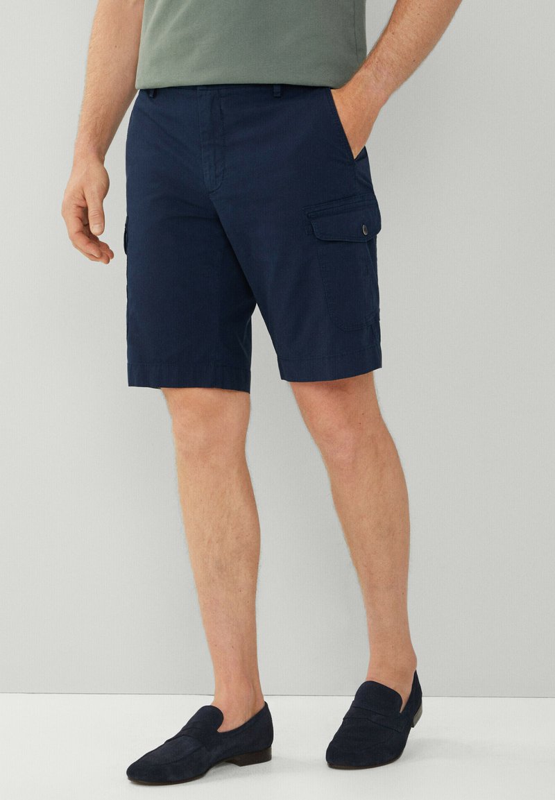 Pantaloni cargo blu navy con tasche laterali, realizzati in tessuto leggero. Presentano una vestibilità dritta e orli arrotolati per un look casual.