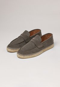 Brune ruskind loafers med en syet rebsål, der har en glat finish, rund tå og et hævet bånd på tværs af overdelen.