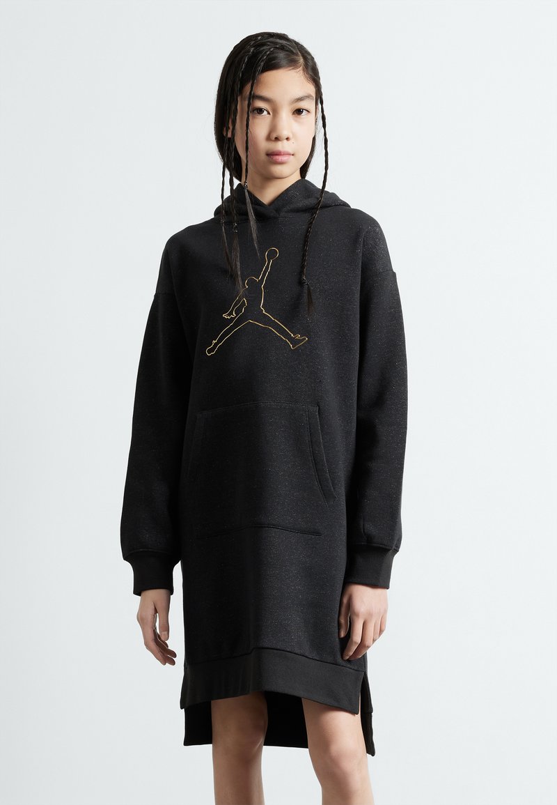 Čierna mikinová šaty s dlhými rukávmi, prednou vreckom a zlatým logom Jumpman. Vyrobené z textúrovaného materiálu, s mierne predĺženým zadným lemom.