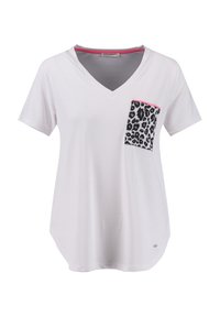 Camiseta blanca de cuello en V hecha de una tela suave, con un bolsillo de estampado de leopardo y borde rosa. Manga corta con un corte holgado.