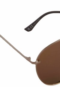 Aviator zonnebrillen met een dunne metalen rand, bruin getinte lenzen en een zwarte arm met de tekst "MADE IN CHINA" en het CE-teken.