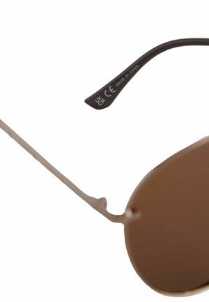 Aviator-Sonnenbrillen mit einem dünnen Metallrahmen, braun getönten Gläsern und einem schwarzen Bügel, der "MADE IN CHINA" und das CE-Zeichen trägt.