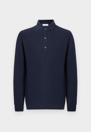 Jersey polo de manga larga en azul marino con textura acanalada, con tapeta de tres botones y cuello doblado.