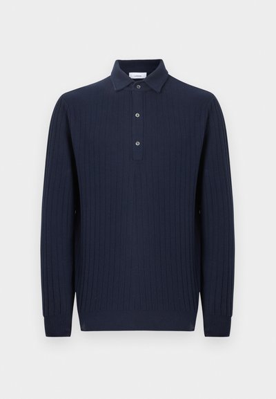 Pull à col polo côtelé bleu marine à manches longues avec une patte de boutonnage de trois boutons et un col plié.