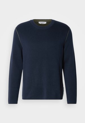Marineblauer Pullover mit langen Ärmeln, geripptem Rundhalsausschnitt und kontrastierendem grünen Innenkragen. Verfügt über dezente Nahtdetails an den Schultern.