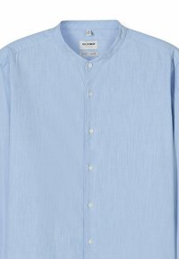 Himmelblaues, langärmeliges Hemd mit Knopfleiste und Stehkragen. Es hat einen strukturierten Stoff und sechs weiße Knöpfe auf der Vorderseite.