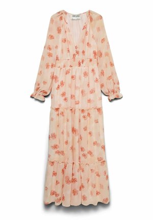 Hosszú barackszínű ruha narancssárga virágmintával, V-nyakkal, húzott derékkal, hosszú buggyos ujjakkal fodros mandzsettákkal és réteges szoknyával.