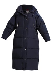 Tmavě modrá péřová bunda s kapucí, která má boční kapsy na zip, patentky a prošívaný design pro izolaci a teplo.