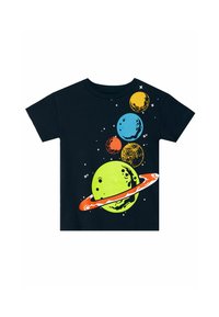 Camiseta negra con un gráfico colorido de temática espacial: planetas amarillos, azules y verdes con estrellas blancas y un anillo naranja alrededor de un planeta verde.