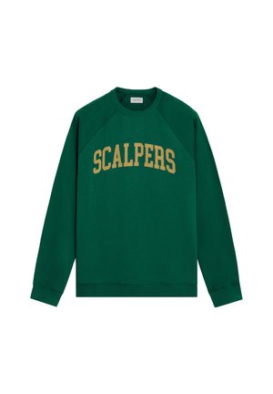 Sudadera verde con mangas raglán, puños y dobladillo acanalados, con "SCALPERS" impreso en un texto grande y arqueado de color amarillo en el pecho.
