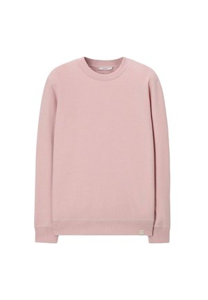 Rosa Pullover mit Rundhalsausschnitt und langen Ärmeln, mit gerippten Bündchen und Saum, vor weißem Hintergrund präsentiert.