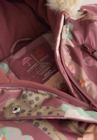 Wasserdichte lila Jacke mit einem weichen Fleece-Futter. Verfügt über ein Innenetikett, einen Reißverschluss und ein verspieltes Tiermotiv mit grünen Akzenten.