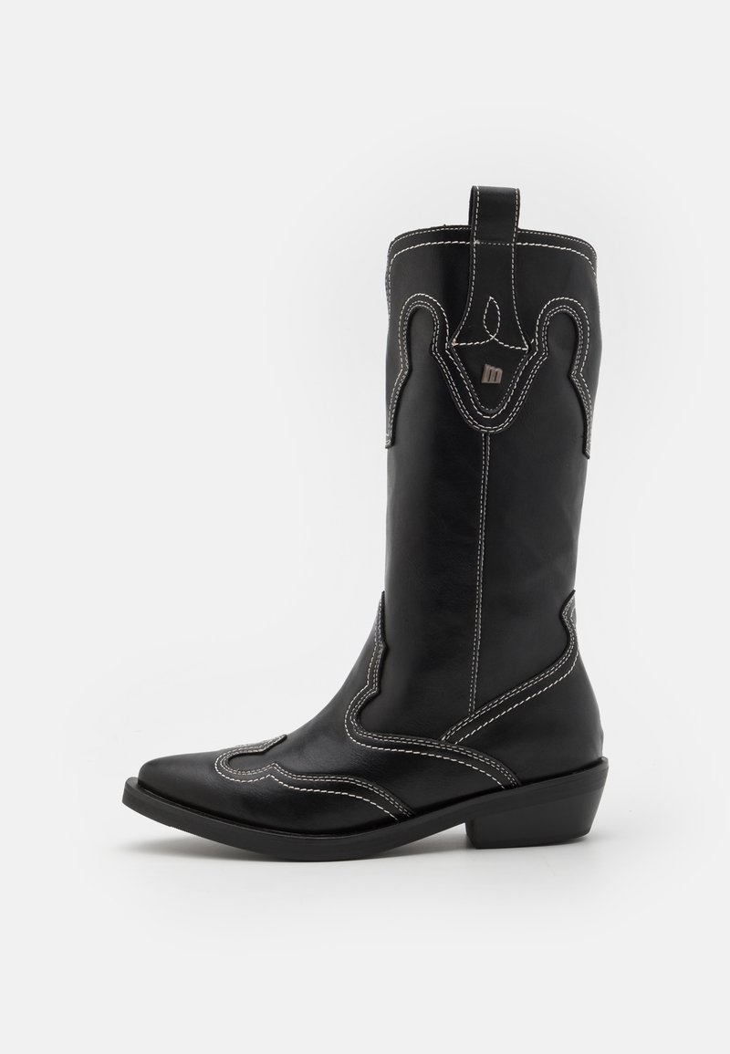 Zwarte leren cowboylaars met witte contraststiksels, puntige neus en een lage blokhak. Bevat decoratieve stiksels en een trekstrip.
