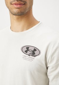 Under Armour GROUNDS CREW  - T-shirt con stampa - summit white/tetra gray/black