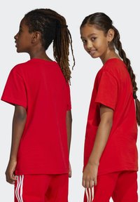 adidas Originals TREFOIL TEE-JUNIOR - Apdrukāts T-krekls - red