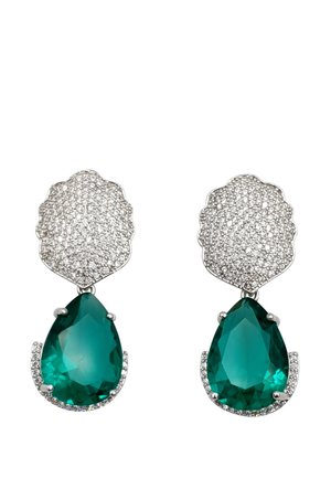 Coppia di orecchini pendenti con grandi gemme verdi a forma di goccia e parti superiori in argento incastonate di diamanti, esposti su sfondo bianco.