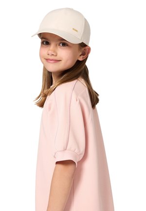 Hellrosa Sweatshirt mit Puffärmeln, kombiniert mit einer cremefarbenen Baseballkappe mit kleinem goldfarbenem Logo. Glatter Stoff und lässiges Design.