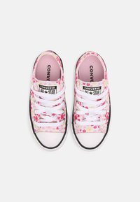 Růžové tenisky Converse All Star s květinovým vzorem, bílými tkaničkami, černou podešví a viditelnou polstrovanou vnitřní podšívkou.