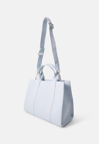 Borsa a mano azzurro chiaro con un design strutturato, doppi manici e una tracolla regolabile. Presenta una superficie liscia e accenti azzurro chiaro a contrasto.