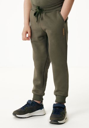 Joggers athlétiques vert olive avec taille élastique et cordon de serrage, dotés de poches latérales et d'un petit logo orange sur la cuisse.