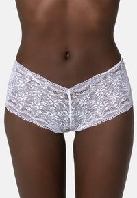 Witte kant boyshorts met bloemendessins, zachte textuur en een gegolfde rand, met een centrale naad en een elastische tailleband.