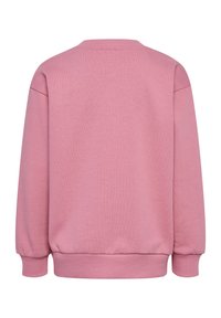 Różowa bluza z okrągłym dekoltem, długimi rękawami i ściągaczami przy mankietach oraz u dołu. Materiał jest miękki w dotyku i nie ma charakterystycznych wzorów.