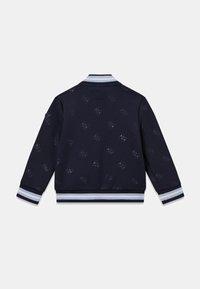 Veste bomber bleu marine avec un motif de logo discret. Caractéristiques : col et poignets côtelés à rayures blanches et bleu clair contrastantes, confectionnée dans un tissu lisse.