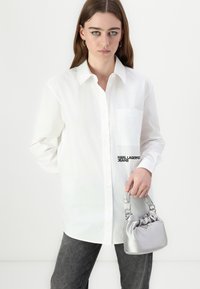 Karl Lagerfeld Jeans RELAXED  - Užsagstoma palaidinė - white