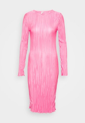 Vestido justo de mangas compridas em rosa brilhante, com textura riscada e padrão de riscas subtil, apresentando um decote redondo e detalhes franzidos nas laterais.