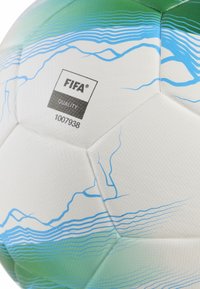 Fußball mit weißer Oberfläche, die blaue wellenförmige Linien und grüne Akzente aufweist. Zeigt das FIFA-Qualitätssiegel und strukturierte sechseckige Paneele.