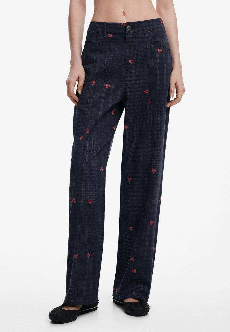 Námorníckomodré nohavice s potlačou v mriežke a malými červenými kvetinovými akcentmi; rovný strih s gombíkovým zapínaním v páse.